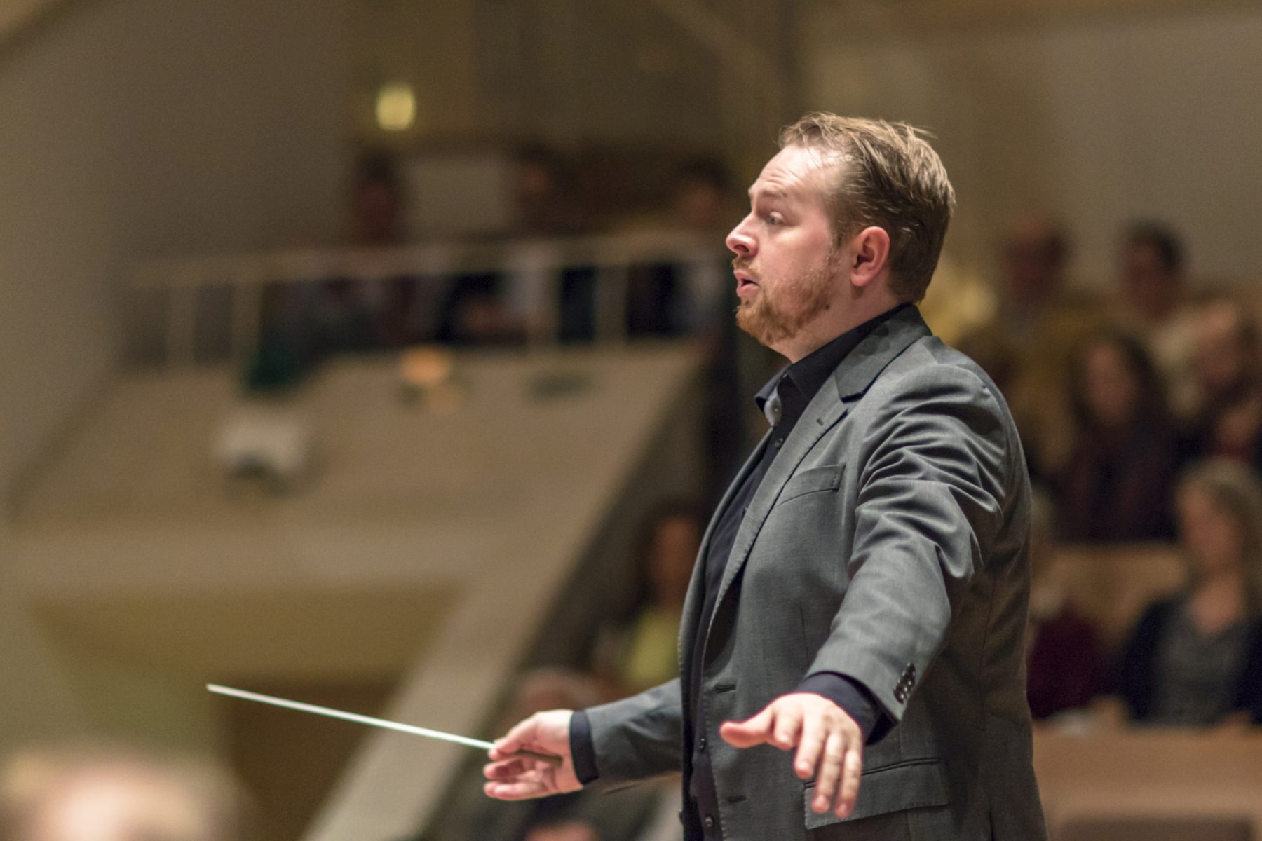 Dirigent Niklas Schluckebier leitet die Zentralkapelle Berlin in der Berliner Philharmonie