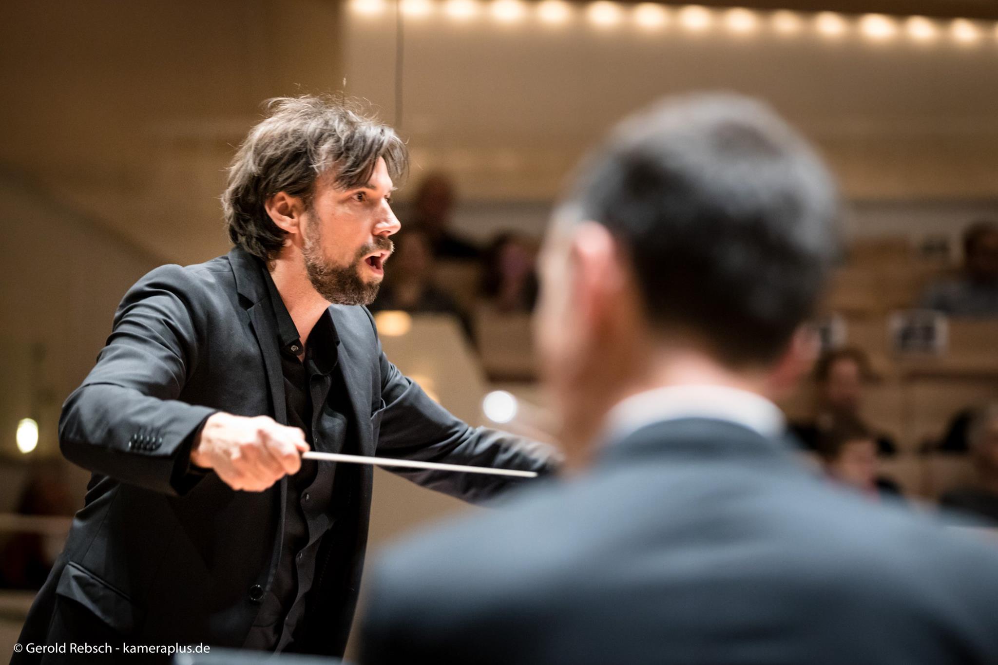 Dirigent Steffen Kepper leitet die Zentralkapelle Berlin in der Berliner Philharmonie