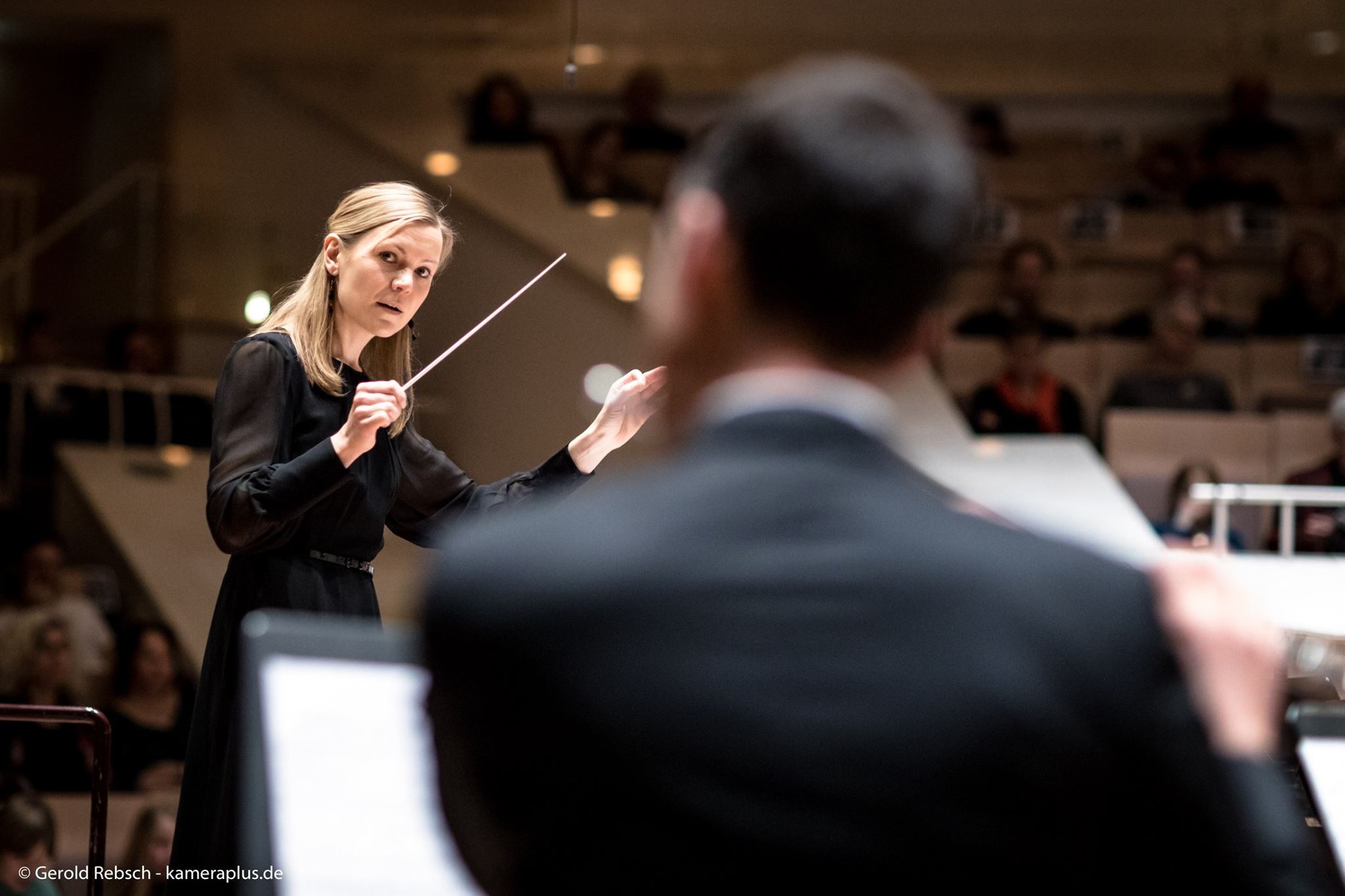 Dirigentin Juliana Kohl leitet die Zentralkapelle Berlin in der Berliner Philharmonie