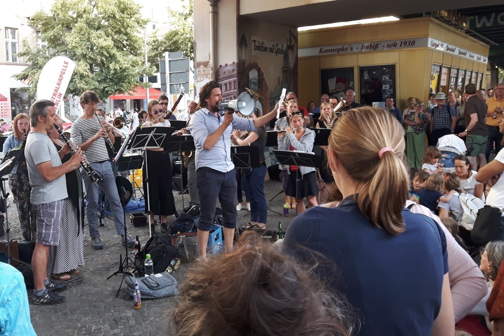 Zentralkapelle Berlin spielt neben Konnopkes bei der Fete de la Musique 2017