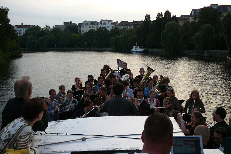 Zentralkapelle Berlin spielt an Bord der Viktoria auf der Spree