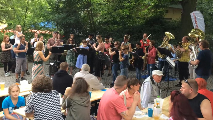 Zentralkapelle Berlin Blasorchester spielt beim Blumenfest Weissensee auf