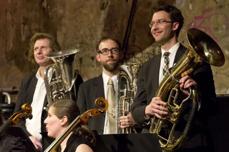 Die Tenorhörner und Euphonien der Zentralkapelle Berlin bei einem Sommerkonzert im Kesselhaus der Kulturbrauerei